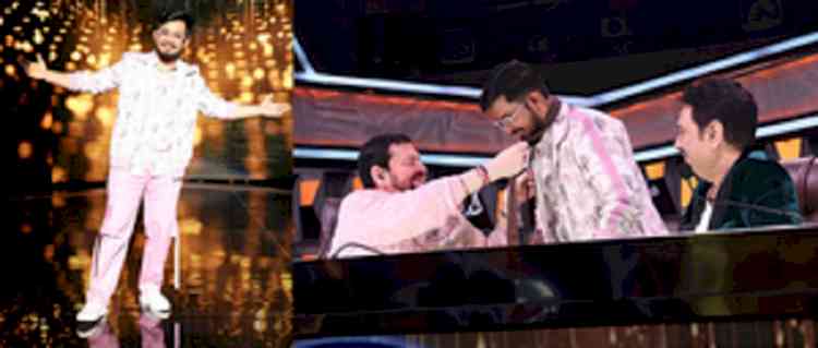 Nitin Mukesh gives special gift to 'Indian Idol 14' contestant