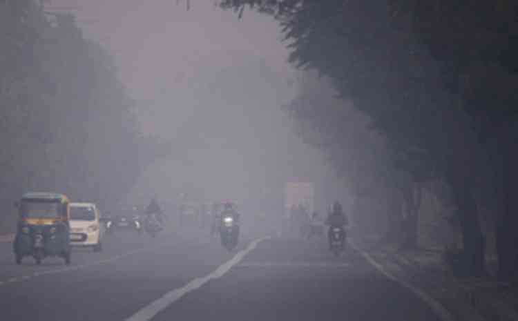 Delhi records min temp of 6.8 degrees, air quality 'very poor'
