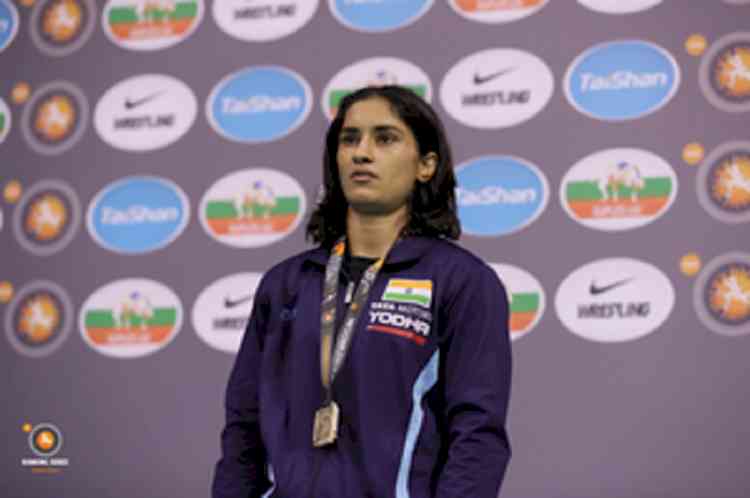 Vinesh Phogat returns Khel Ratna, Arjuna Awards, places them on footpath near PMO