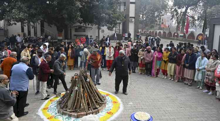 भांगड़ा व पंजाबी गीतों की धुनों पर हिंदू कॉलेज में मनाया लोहड़ी का त्योहार