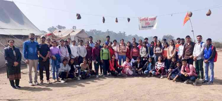 हिंदू कॉलेज के विद्यार्थियों ने तिगड़ाना में हड़प्पाकालीन पुरातत्व स्थल का शैक्षणिक भ्रमण किया