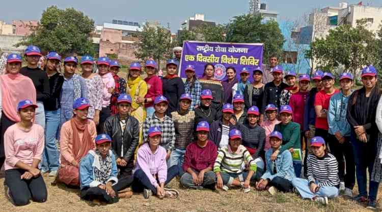 एमकेजेके में छात्राओं को किया स्वच्छता के प्रति जागरूक