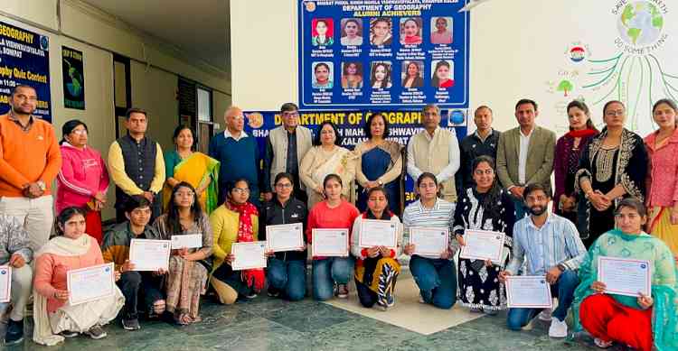 अंतर विश्वविद्यालय प्रश्नोत्तरी प्रतियोगिता में एचसीयू की टीम प्रथम