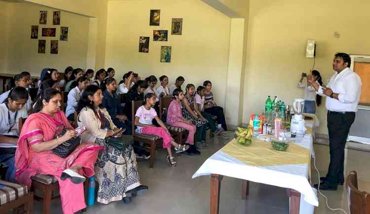 ब्लू लैगून, फ्रूट पंच, पाइना कोलाडा जैसे मॉकटेल बनाने सीखे बीपीएसएमवी की छात्राओं ने