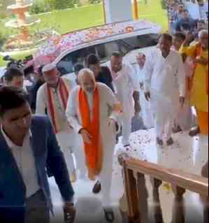 Amit Shah visits rebel SP MLA's house