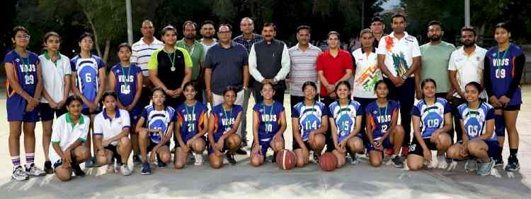 अंतरविभागीय बास्केटबॉल प्रतियोगिता में लड़कियों का मुकाबला यूटीडी की टीम ने जीता