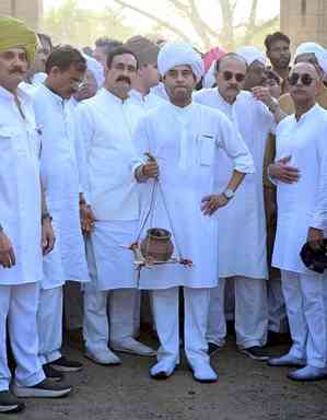 Jyotiraditya Scindia performs last rites of mother Madhavi Raje Scindia in Gwalior