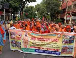 Monks take to streets in Kolkata to protest against Mamata's remarks on spiritual bodies