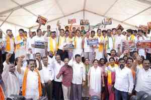 K'taka BJP stages protest over law & order situation, potholed roads  