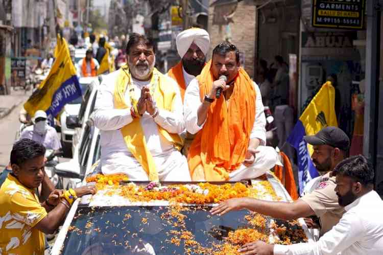 Rajya Sabha MP Sanjay Singh organized a road show in support of Ashok Parashar Pappi, urging people to vote on June 1