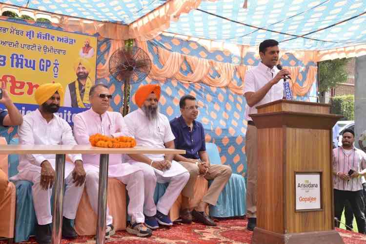 Arora accompanied GP during campaign in Ludhiana Industries