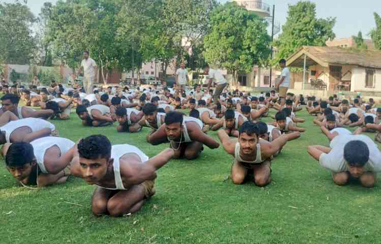 प्रांतीय शिविर के दूसरे दिन प्रतिभागियों ने किया योगासन अभ्यास