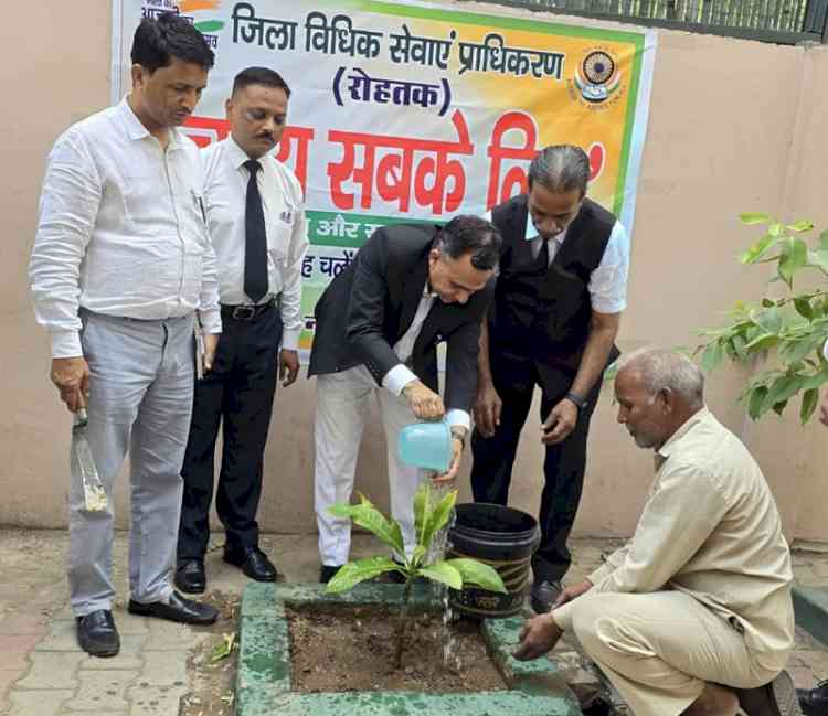 जिला एवं सत्र न्यायाधीश ने किया पौधा रोपण