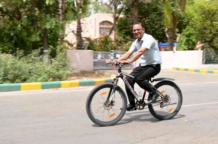 विश्व पर्यावरण दिवस पर साइकिल चलाकर कार्यालय पहुंचे एमडीयू रजिस्ट्रार प्रो तनेजा