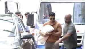 Varun Dhawan takes home baby daughter, wife Natasha from hospital