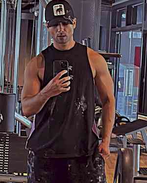 Shahid Kapoor flaunts muscles in mirror, wishes himself ‘Happy Sunday'
