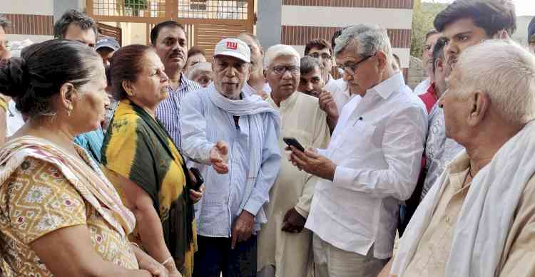 अल्टीमेटम की मियाद खत्म होते ही फिर महावीर कॉलोनी पहुंचे विधायक भारत भूषण बतरा