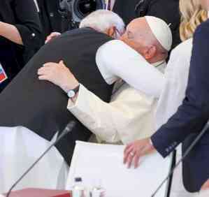 PM Modi lauds Pope Francis' commitment to serve people, invites him  to visit India