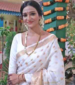 Aishwarya Khare gives a sneak peek into her Kasavu saree for new ‘Bhagya Lakshmi’ track