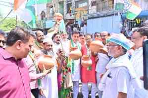 Congress holds 'Matka Phod' protest in Delhi over water crisis