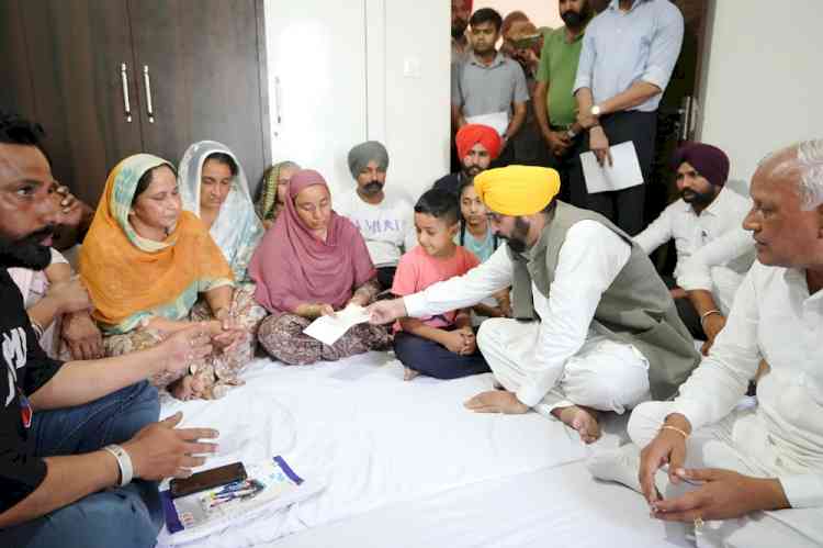 CM hands over cheque worth Rs 1 crore as financial assistance to family of Martyr Naik Surinder Singh 