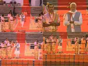 PM Modi attends 'Ganga Aarti', offers prayers at Kashi Vishwanath temple