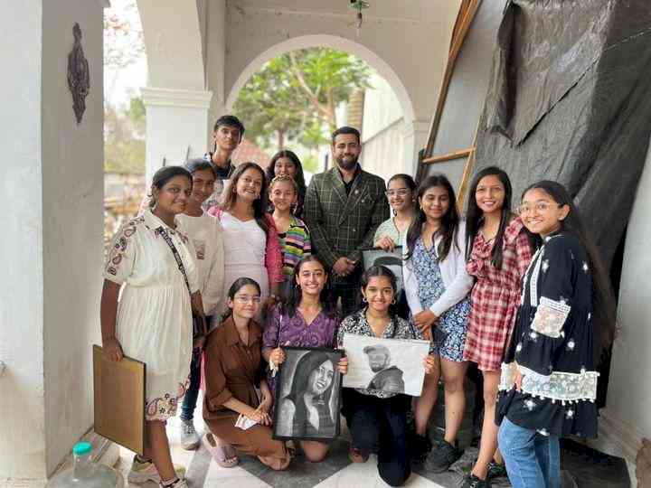 Fans delight Mahir and Anjali with their sketches on the set of Sony SAB’s Vanshaj