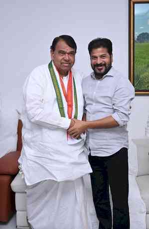 Jolt to BRS as ex-Speaker Srinivas Reddy joins Congress