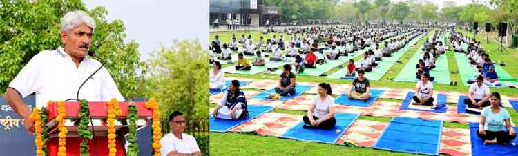 योग को समाज में जन-जन तक ले जाने का प्रण करें युवाः कुलपति प्रो. राजबीर सिंह