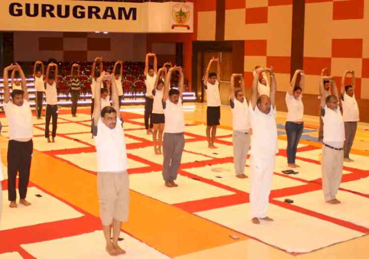 जीयू में अंतर्राष्ट्रीय योग दिवस मनाया, कुलपति प्रो दिनेश कुमार ने किया विद्यार्थियों संग योग