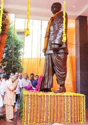 Yogi Adityanath pays floral tribute to Syama Prasad Mookerjee  on his death anniversary