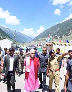 J&K Lt Governor visit Baltal base camp, reviews arrangement for Amarnath Yatra