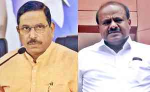 Union Ministers Pralhad Joshi, Kumaraswamy express grief over K'taka road accident 