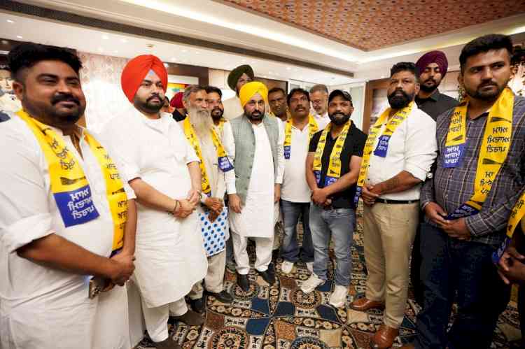 Aam Aadmi Party gets stronger in Jalandhar, Akali leader Subhash Sondhi, with his supporters, joins AAP