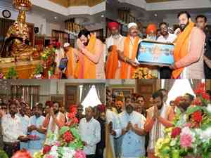 Haryana CM offers prayers at Golden Temple, Ram Tirath