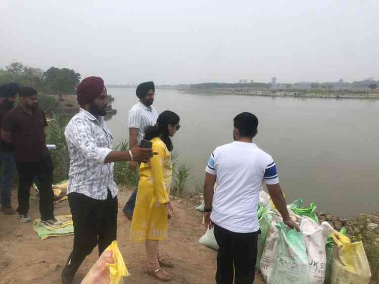 DC visits flood-vulnerable areas along with Sutlej, checks work of cleaning drains