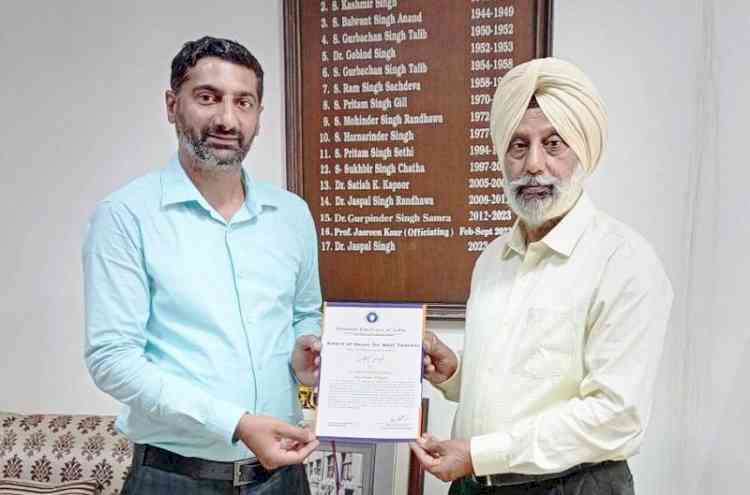 Lyallpur Khalsa College Prof. Setpal Singh wins Best Teacher Award