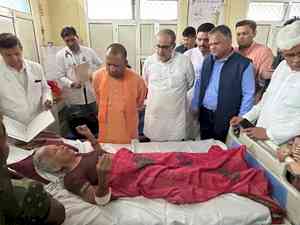 CM Yogi visits Hathras, meets injured persons