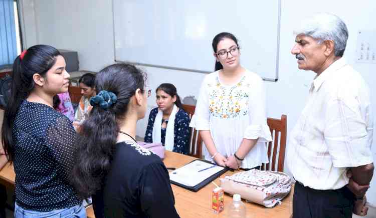 VC Prof Rajbir Singh inspects admission counseling process of 4-year UG courses