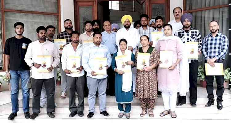 PWD Minister Harbhajan Singh ETO hands over appointment letters to 15 candidates