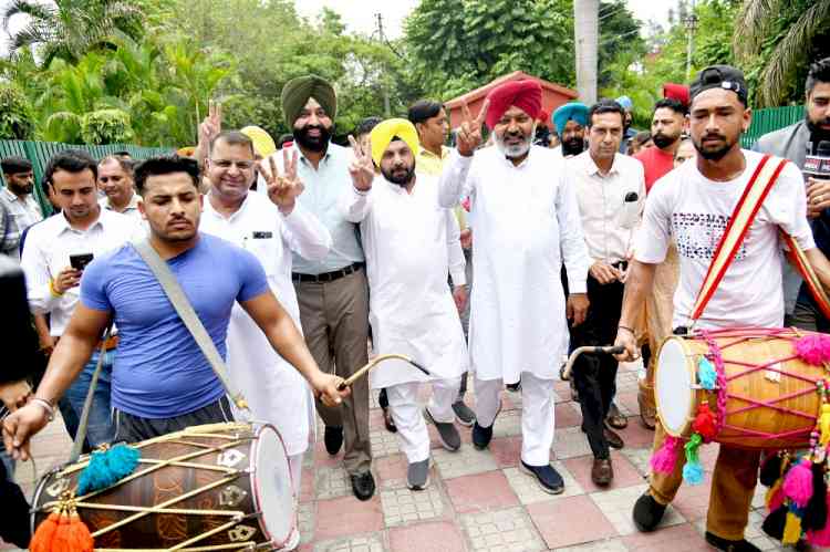 'AAP' leaders celebrated the victory of Jalandhar West by-election at the party office Chandigarh