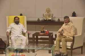 Maharashtra, Andhra Pradesh CMs discuss cooperation for progress of states