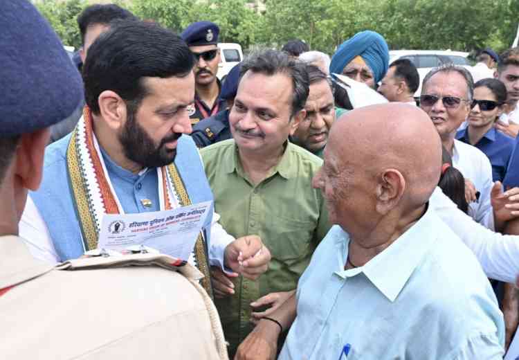 पत्रकारों की मांगों को लेकर मुख्यमंत्री नायब सिंह को सौंपा ज्ञापन