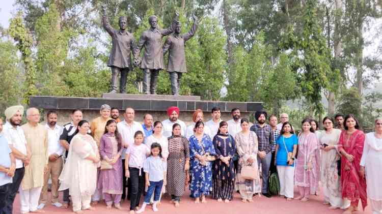 Family members of martyrs pay tribute to revolutionary Batukeshwar Dutt on his 60th death anniversary 