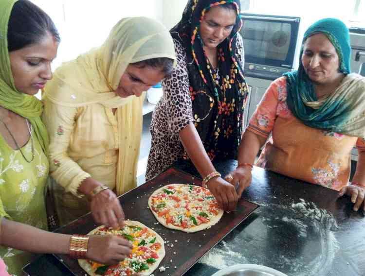 एसआईएचएम में पिज्जा सहित अन्य डिश बनाना सीख रही ग्रामीण महिलाएं
