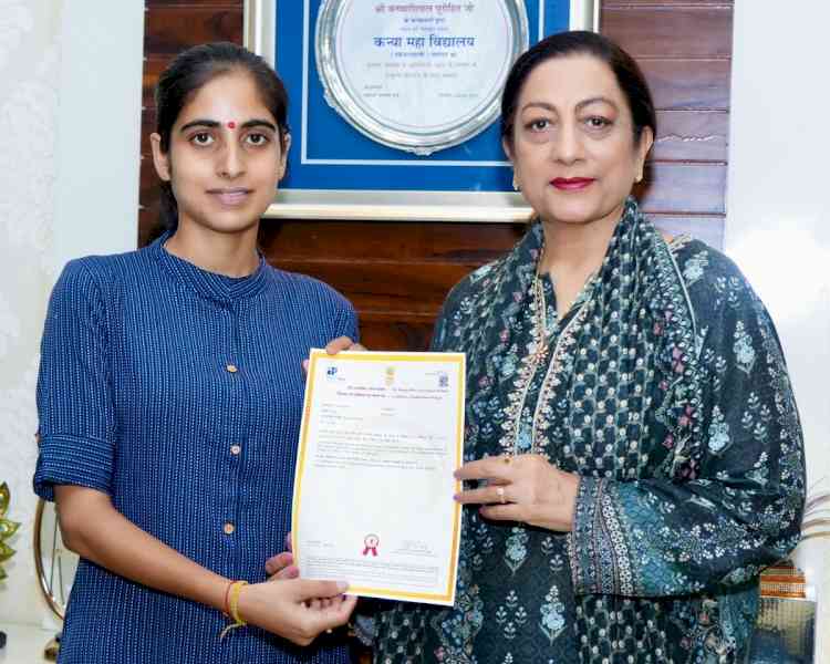 KMV Principal Prof. Atima Sharma Dwivedi felicitate Spardha on receiving Patent 