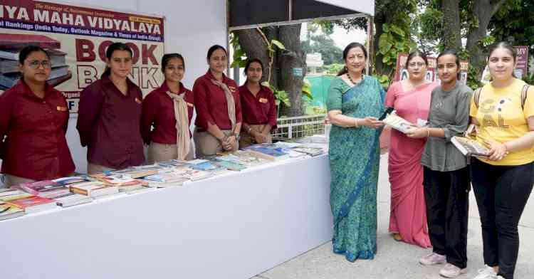 KMV’s Book Bank distributes free of cost books to the students 