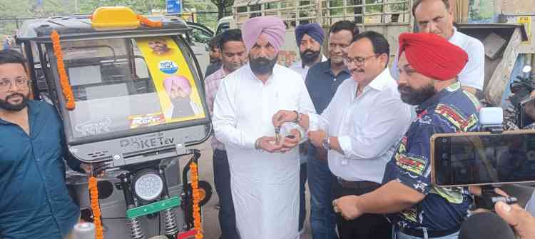 MLA Sidhu launches 'Feedback Auto-rickshaw' for getting feedback from residents and for complaint redressal in Atam Nagar constituency 