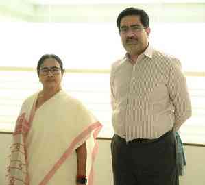 Kumar Birla discusses business opportunities in Bengal with Mamata Banerjee 