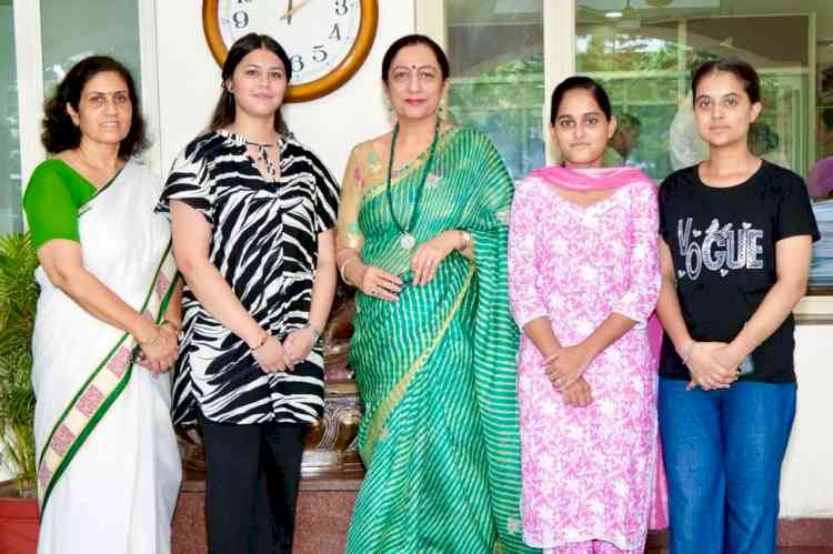 KMV’s Avneet Kaur and Pawanpreet Kaur bags top position in M.Com. Sem II & IV results